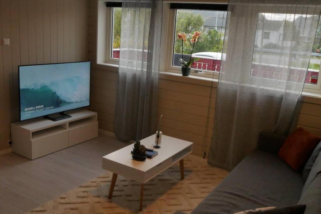 Nyrenovert Leilighet Med Gratis Parkering Leknes Dış mekan fotoğraf
